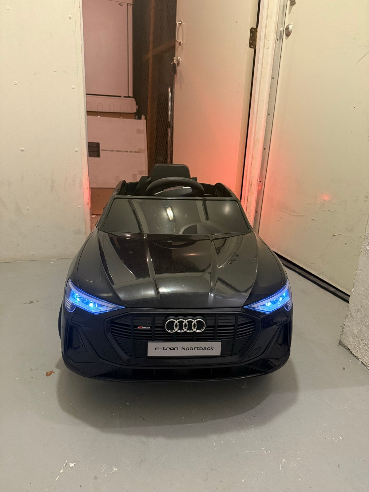 Audi e-tron Sportback elektrische kinderauto, Kinderen en Baby's, Speelgoed | Speelgoedvoertuigen, Ophalen, Zo goed als nieuw
