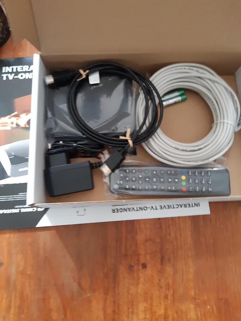 Interactieve TV-ontvanger met afstandsbediening en kabels, Ophalen of Verzenden, Nieuw, Decoder