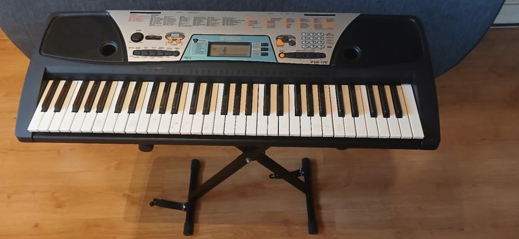 Yamaha PSR-170 Keyboard met standaard en adapter, Muziek en Instrumenten, Keyboards, Ophalen, Midi-aansluiting, Yamaha, 61 toetsen