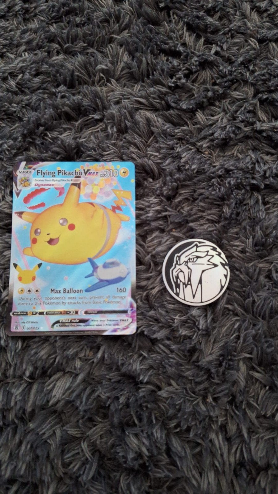 Flying Pikachu VMAX Pokémon kaart met munt, Ophalen of Verzenden, Zo goed als nieuw, Losse kaart
