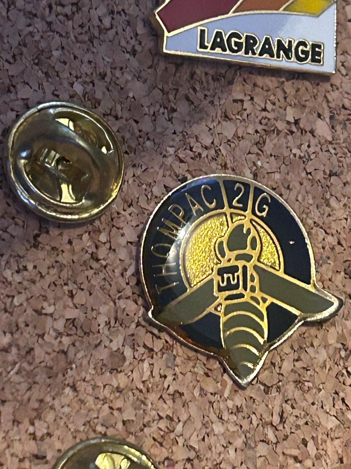 Vintage Pin: Thompac 2G met Wesp/Bij - Militair/Luchtmacht, Verzamelen, Ophalen of Verzenden, Zo goed als nieuw, Overige onderwerpen