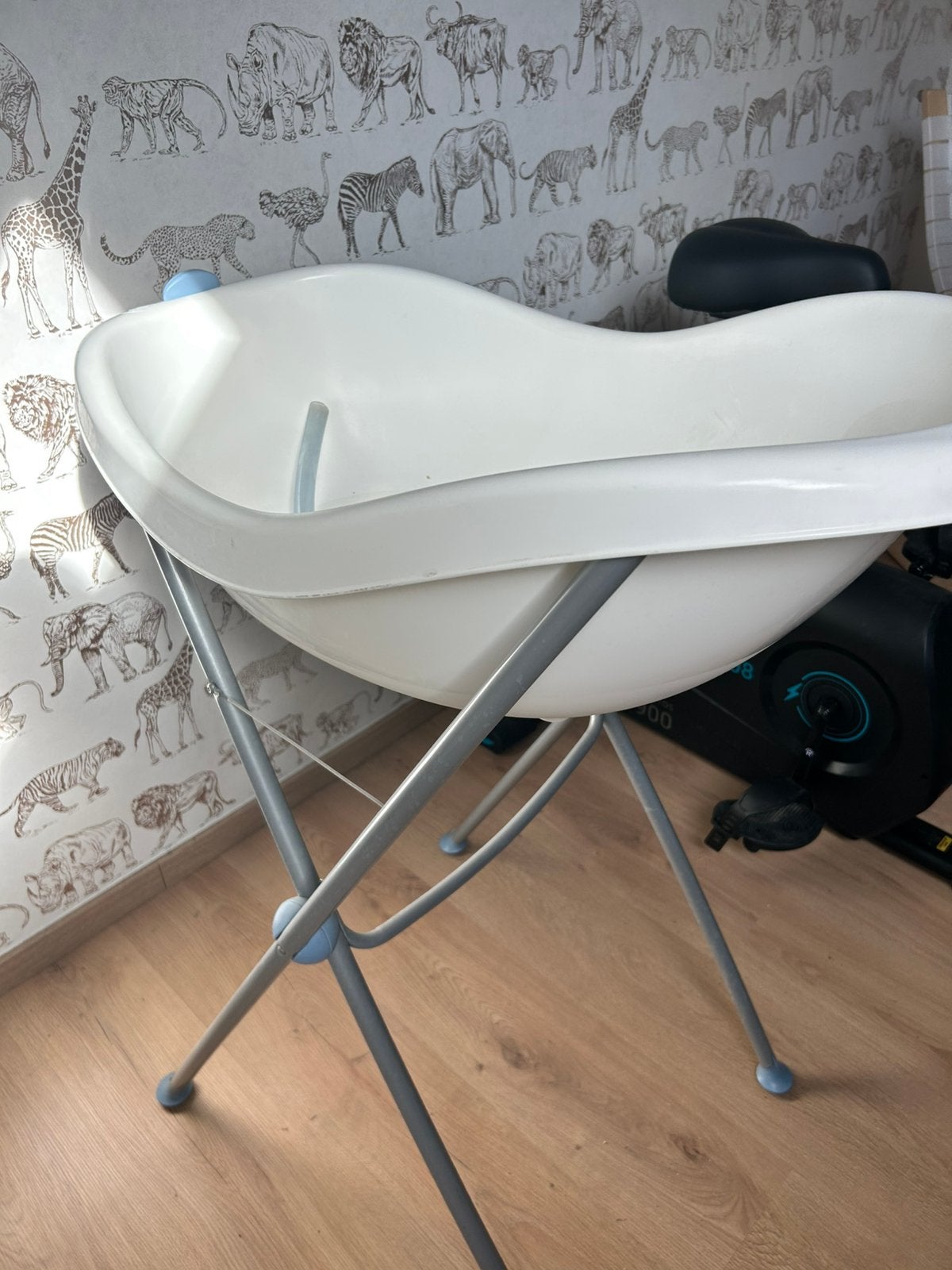 Babybadje met standaard – wit, Kinderen en Baby's, Ophalen, Zo goed als nieuw, Badje, Standaard