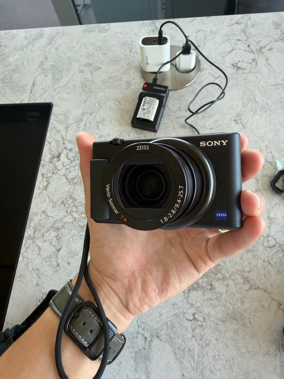 Sony ZV-1 Vlogcamera met 3 batterijen en lader, Kantelbaar/draaibaar scherm, Ophalen of Verzenden, Zo goed als nieuw, Accu