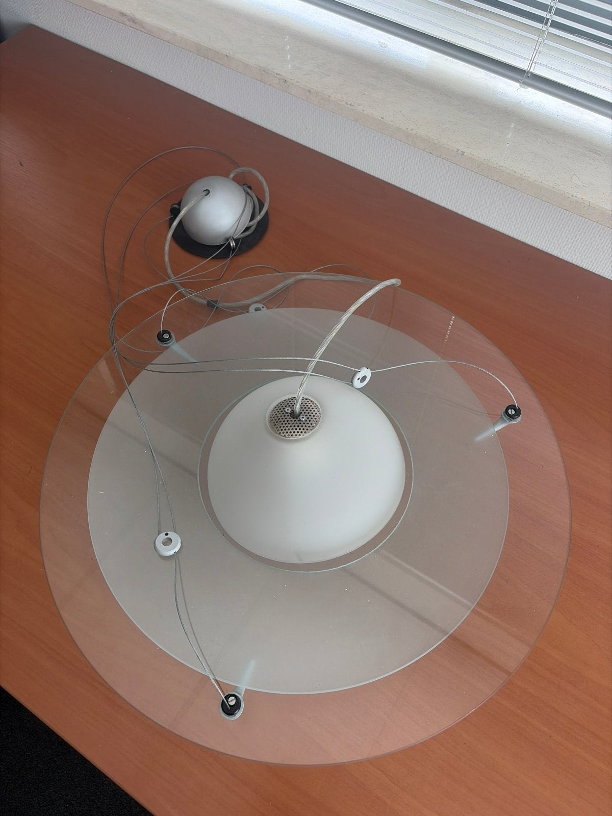 Moderne glazen hanglamp met melkglas diffuser, Huis en Inrichting, Lampen | Hanglampen, Ophalen, Gebruikt, Glas, E27 (groot)