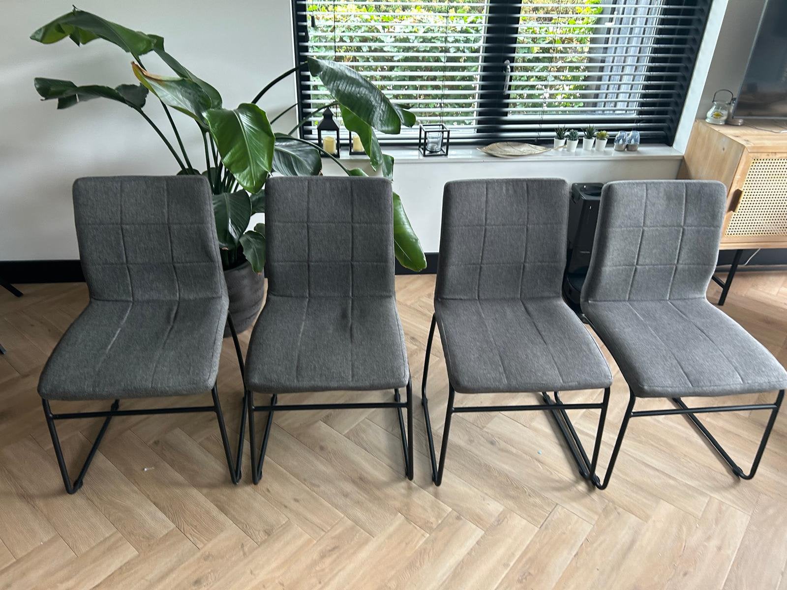 4 grijze eetkamerstoelen van Jysk– goede staat, Ophalen, Zo goed als nieuw, Grijs