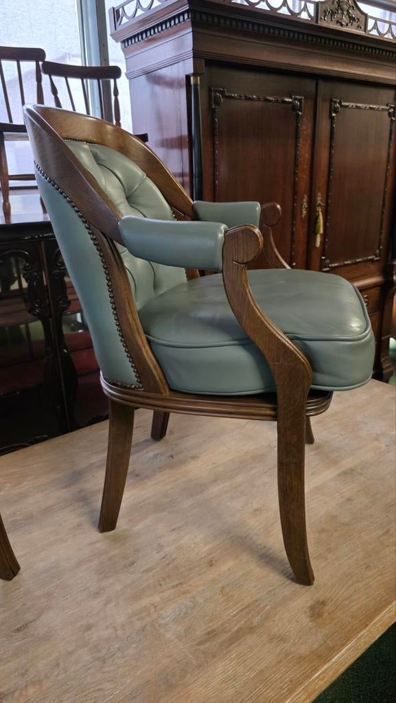 Twee Notenhouten Chesterfield Lederen Stoelen, Ophalen