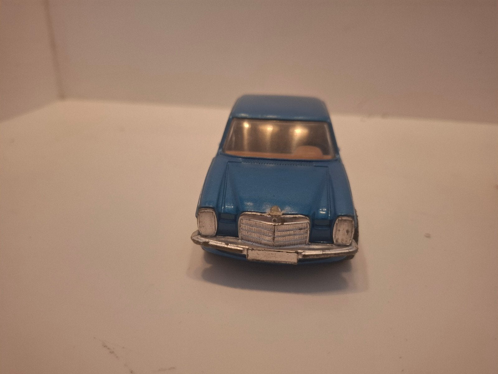 Mercedes Benz 240D met Caravan Corgi, Hobby en Vrije tijd, Ophalen of Verzenden, Gebruikt, Auto, Corgi
