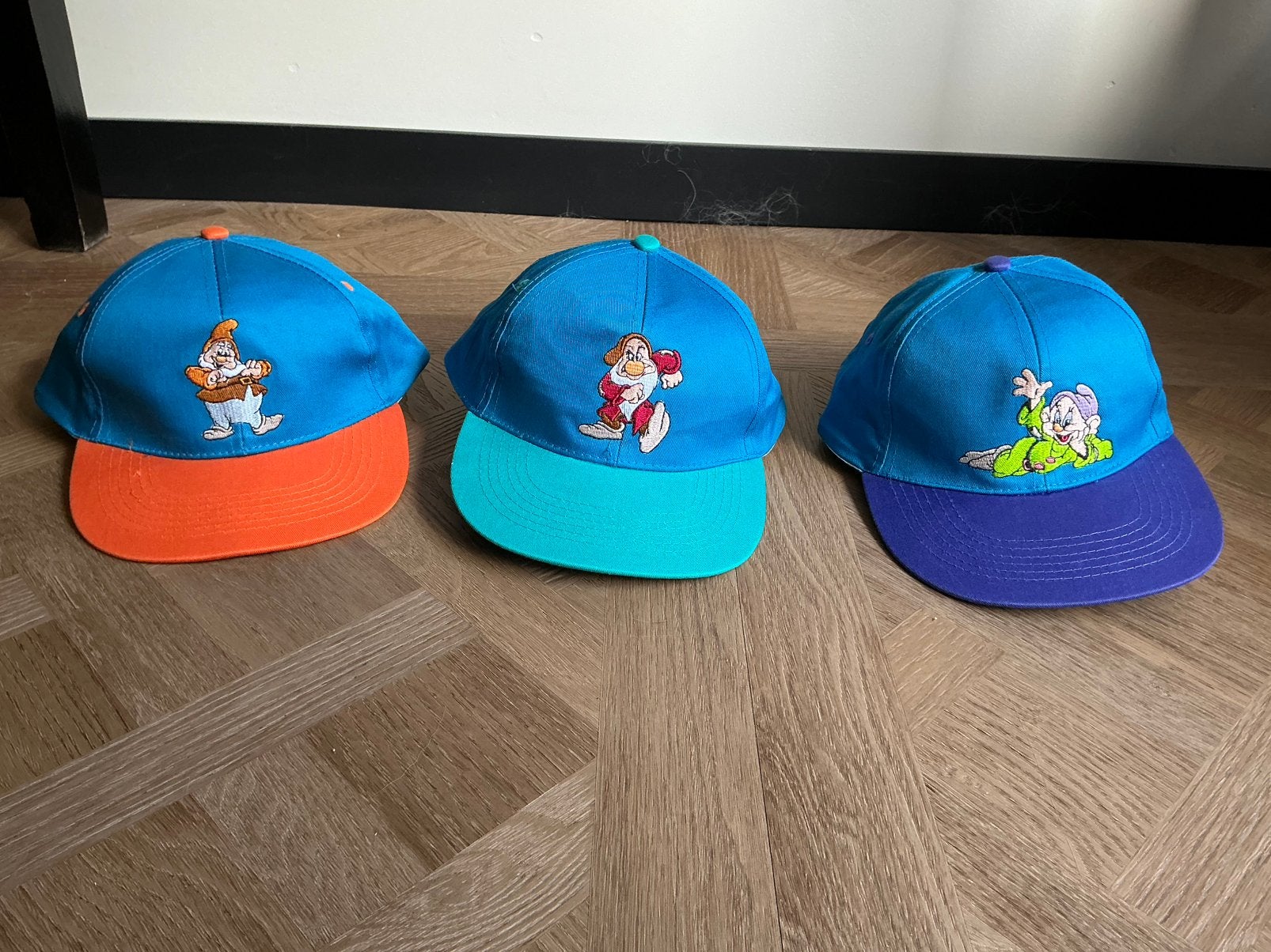 3 disney petten,sneeuwwitje en de  dwergen, Ophalen of Verzenden, Nieuw, Jongen of Meisje