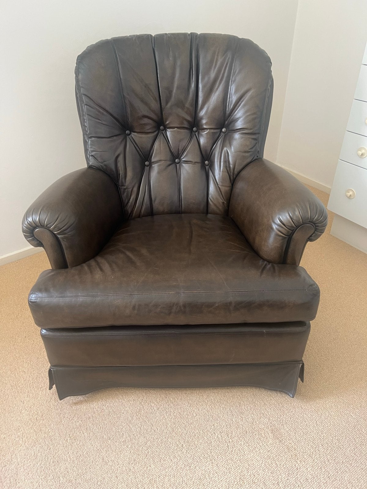 Comfortabele Chesterfield bruin leren fauteuil stoel als nwe, Huis en Inrichting, Fauteuils, Ophalen, Zo goed als nieuw, 75 tot 100 cm