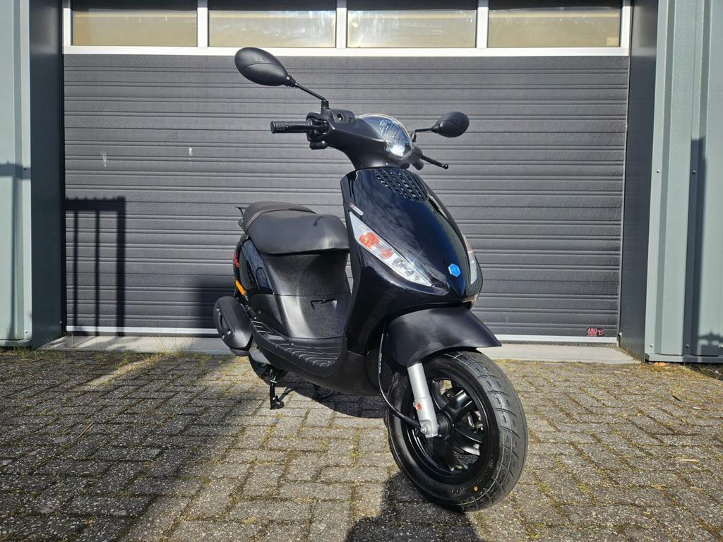 PIAGGIO ZIP 4T BROM  BJ2021 - 638KM! ORGINEEL OF SAMENSTELLE, Fietsen en Brommers, Scooters | Piaggio, Zo goed als nieuw, Zip