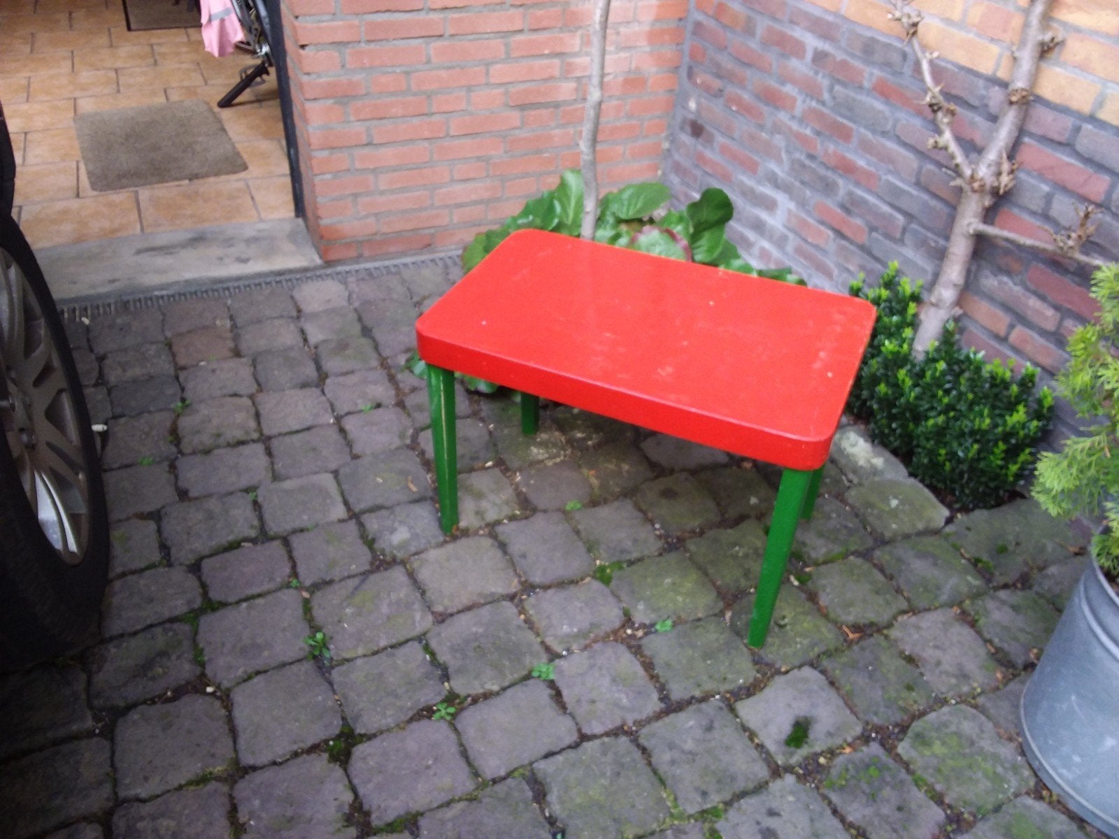 Rood kinder tafeltje met groene poten, Kinderen en Baby's, Kinderkamer | Tafels en Stoelen, Ophalen, Gebruikt, Tafel(s)
