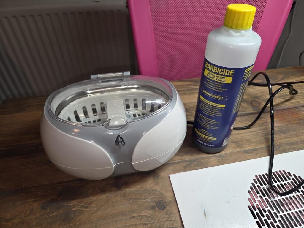 Desinfectie reiniger voor nagelgereedschap, Ophalen of Verzenden, Zo goed als nieuw, Handen en Nagels