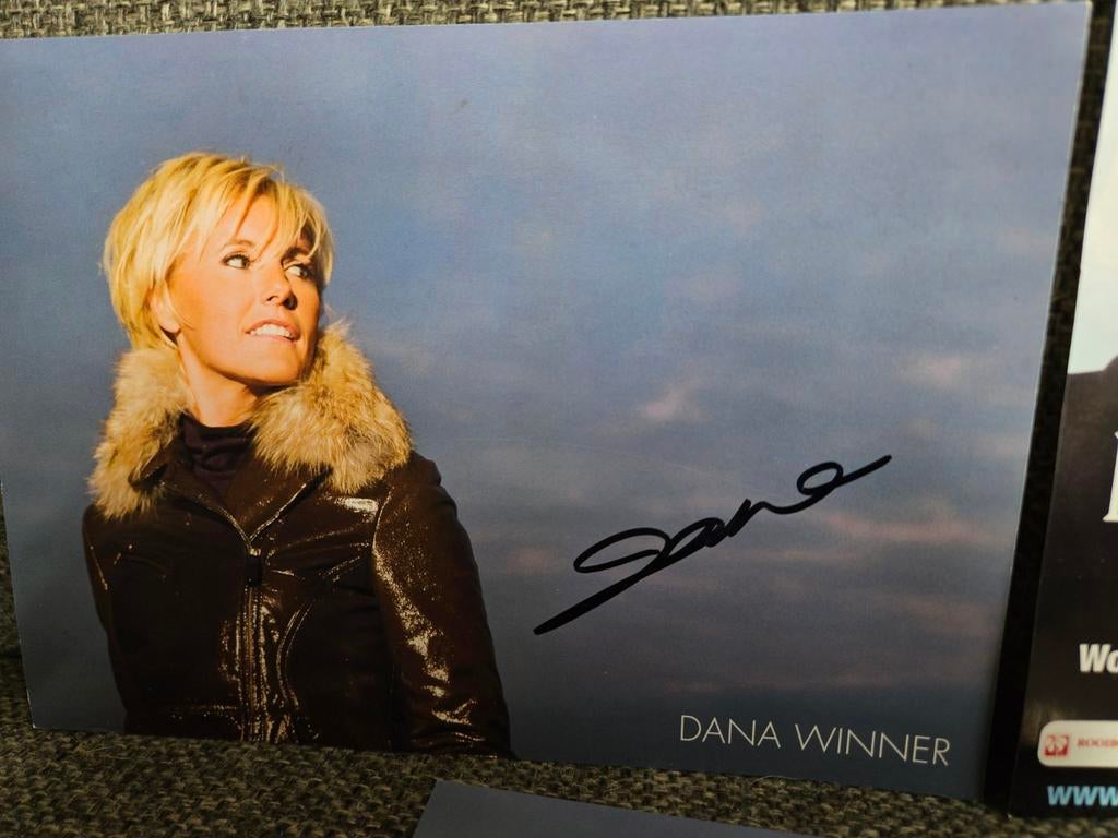 Gesigneerde Dana Winner foto en concertflyer, Verzenden, Zo goed als nieuw, Foto of Kaart, Gesigneerd