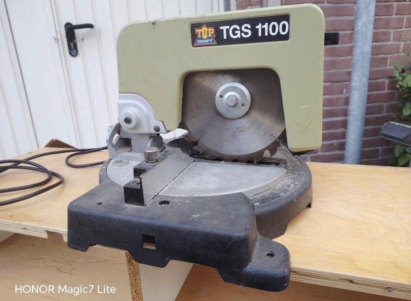 Top Craft TGS 1100 is een compacte elektrische verstekzaag, Ophalen, Gebruikt, Overige typen, 30 tot 70 mm