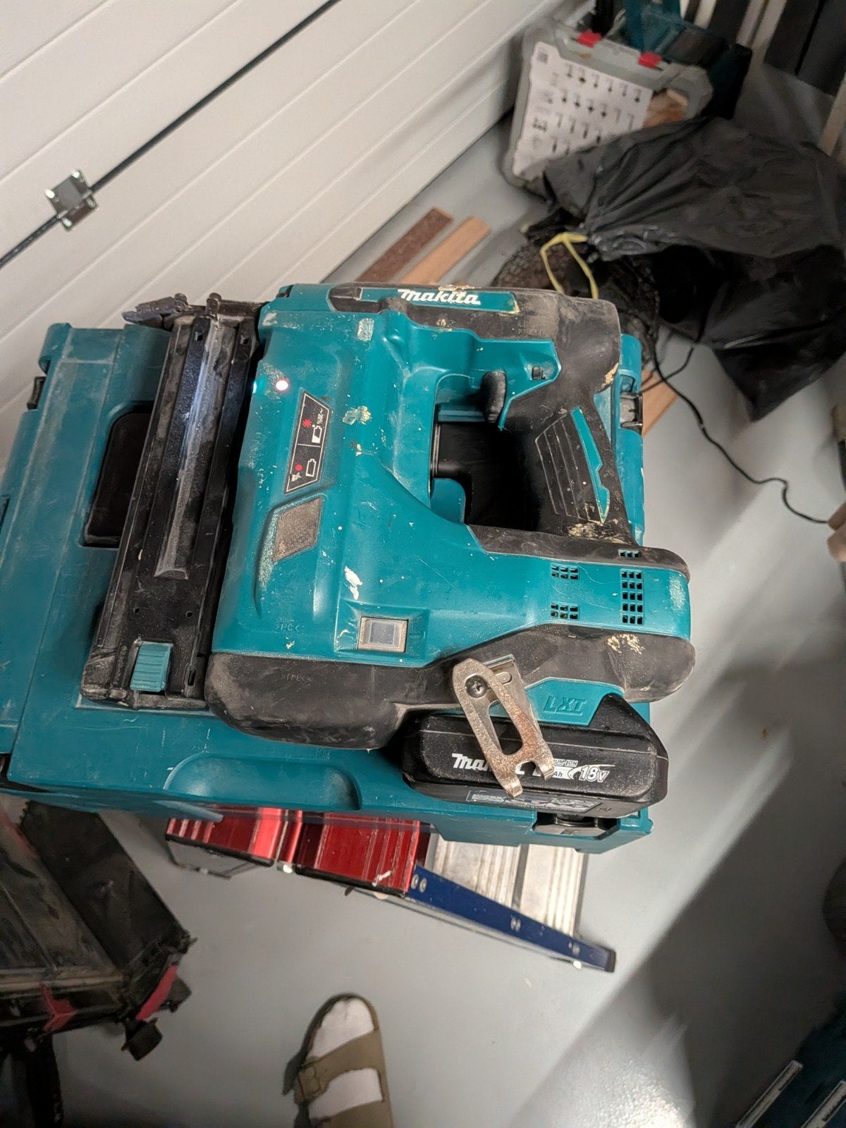 Makita DBN500ZJ Accu tacker 18V (excl. accu's en lader), Ophalen, Gebruikt