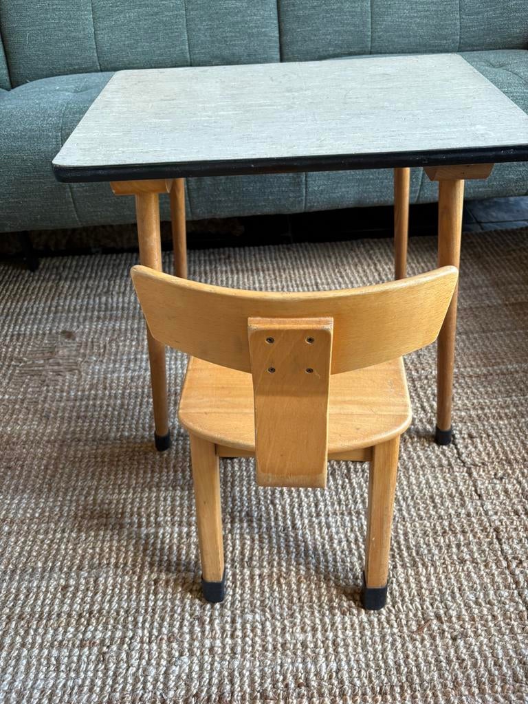 Vintage / retro kindertafel / bureau met stoel / schoolset, Kinderen en Baby's, Kinderkamer | Tafels en Stoelen, Ophalen, Gebruikt