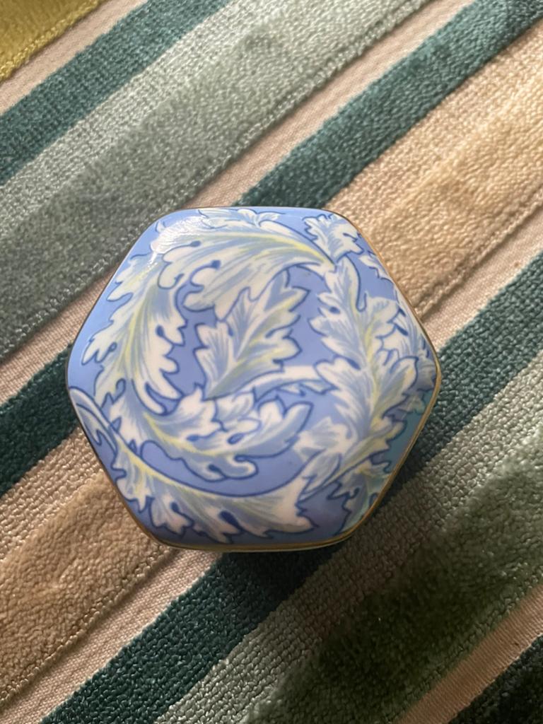 Blauw wit doosje. Porselein. 5/2,5 cm zie beschrijving, Ophalen of Verzenden, Zo goed als nieuw