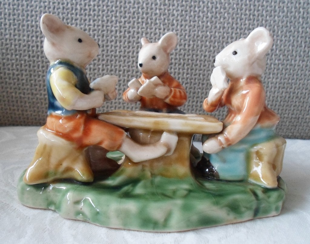 3 porseleinen muisjes aan het kaarten. Albert Kessler., Verzamelen, Beelden en Beeldjes, Ophalen of Verzenden, Zo goed als nieuw