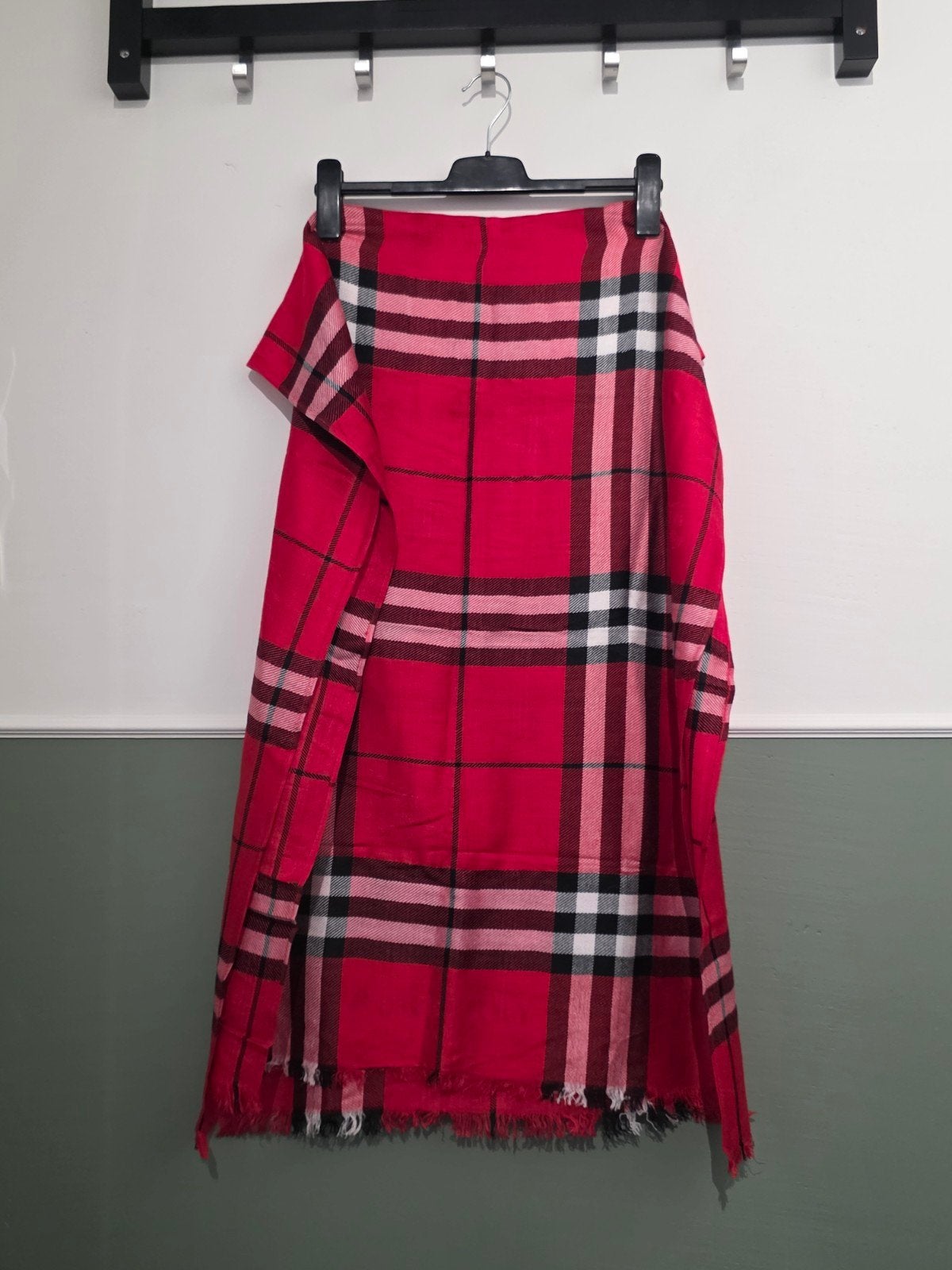 Burberry sjaal geruit rood, Ophalen of Verzenden, Zo goed als nieuw, Maat 46/48 (XL) of groter, Sjaal