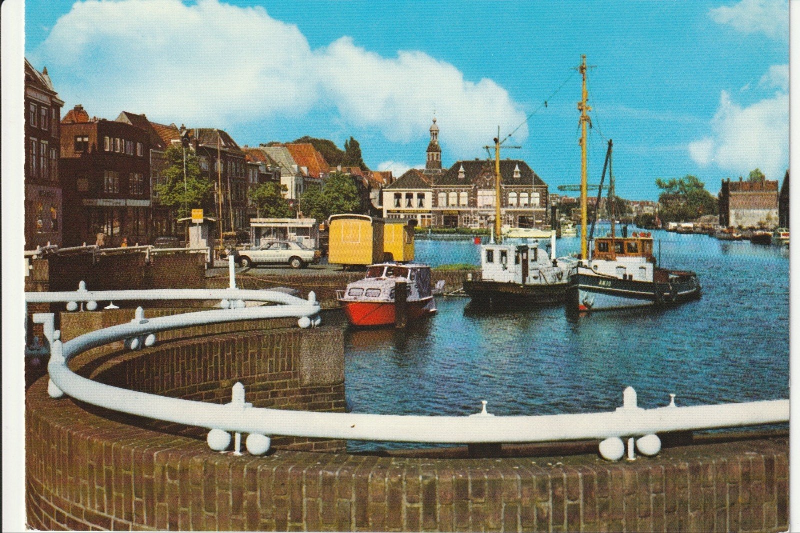 LEIDEN HAVEN BOTEN SINT ANNAHOFJE AALMOESHUIS WAAG  STADHUIS, Ophalen of Verzenden, 1960 tot 1980, Gelopen, Zuid-Holland
