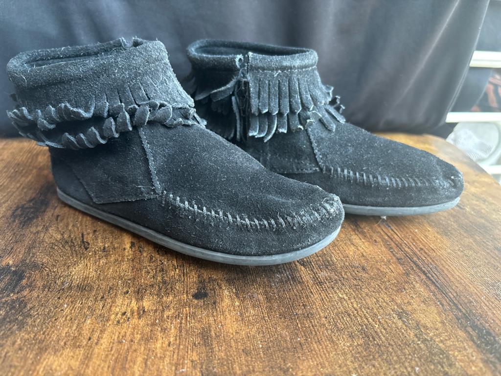 Minnetonka suède laarsjes met franjes - maat 29, Ophalen of Verzenden, Gedragen, Zwart, Lage of Enkellaarzen