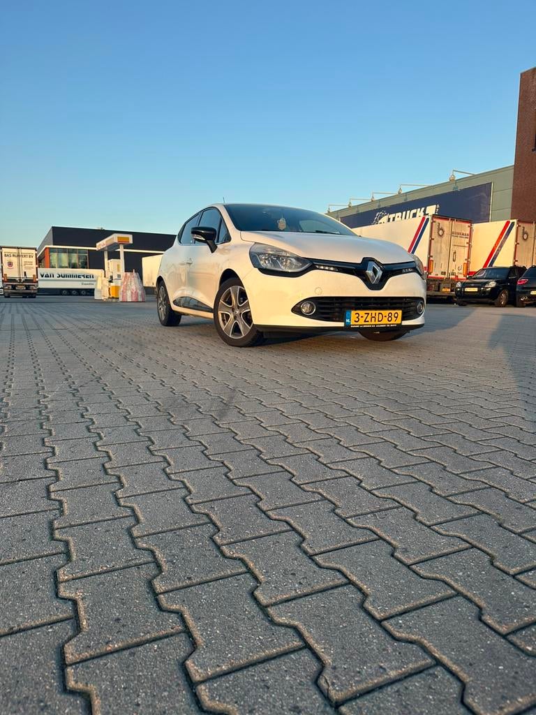Renault Clio 0.9 TCE 66KW 5-DRS 2015 Wit Day and Night, Voorwielaandrijving, 898 cc, Stof, 40 €/maand
