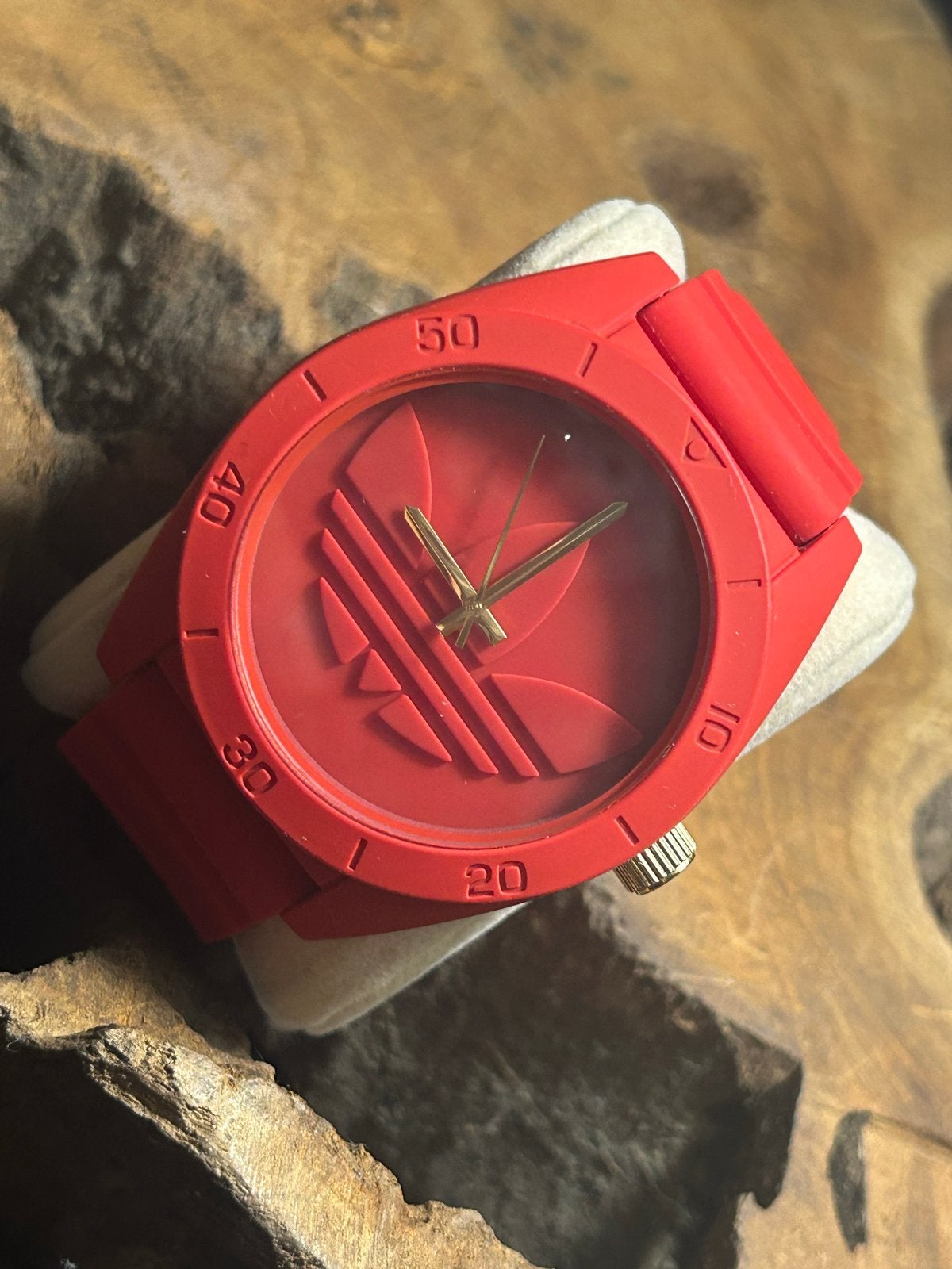 Adidas rood polshorloge - Zo goed als nieuw, Kunststof, Polshorloge, Zo goed als nieuw, Ophalen