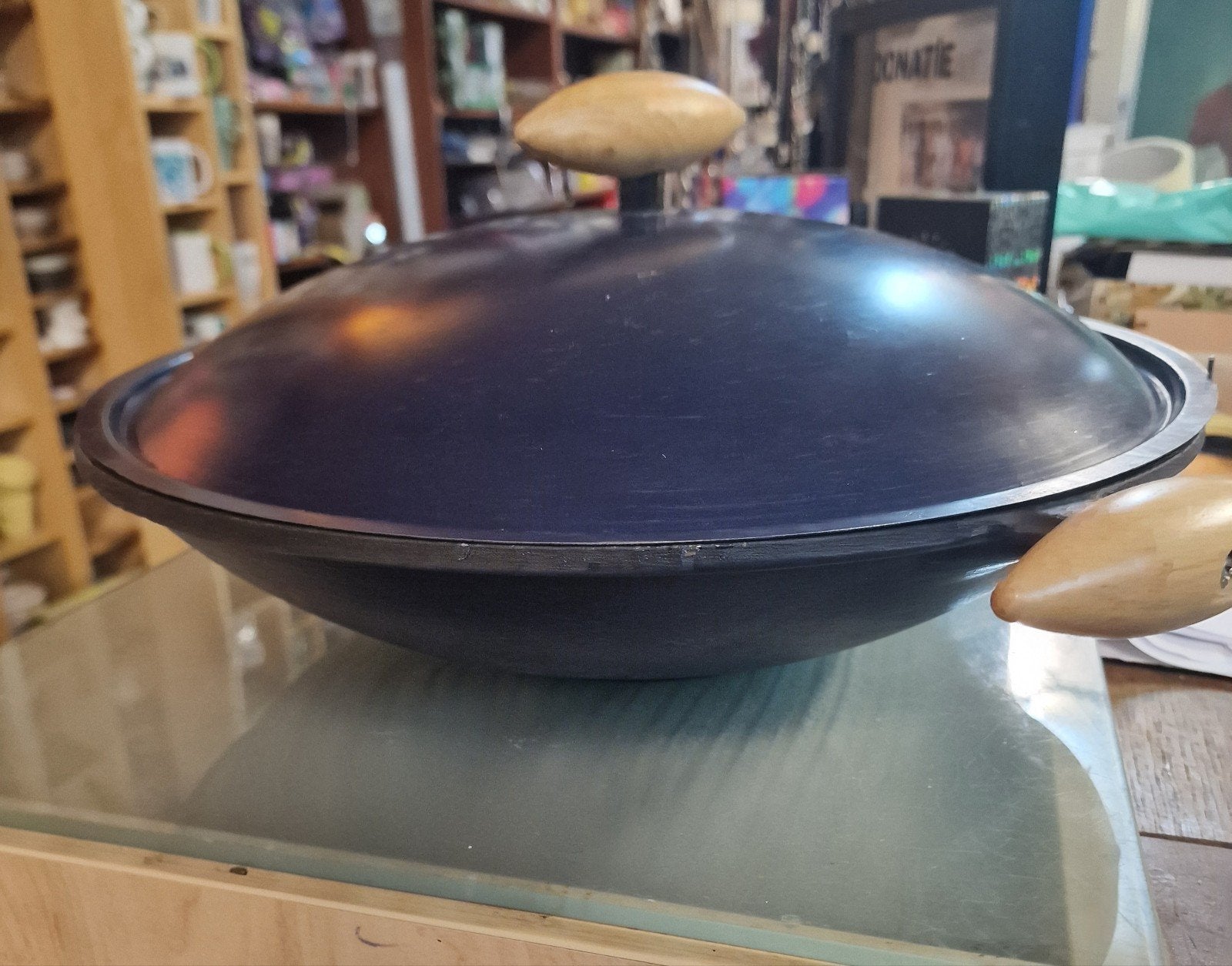 Grote wokpan met deksel en rooster, 38 cm, Ophalen, Gebruikt, Gietijzer, Met deksel
