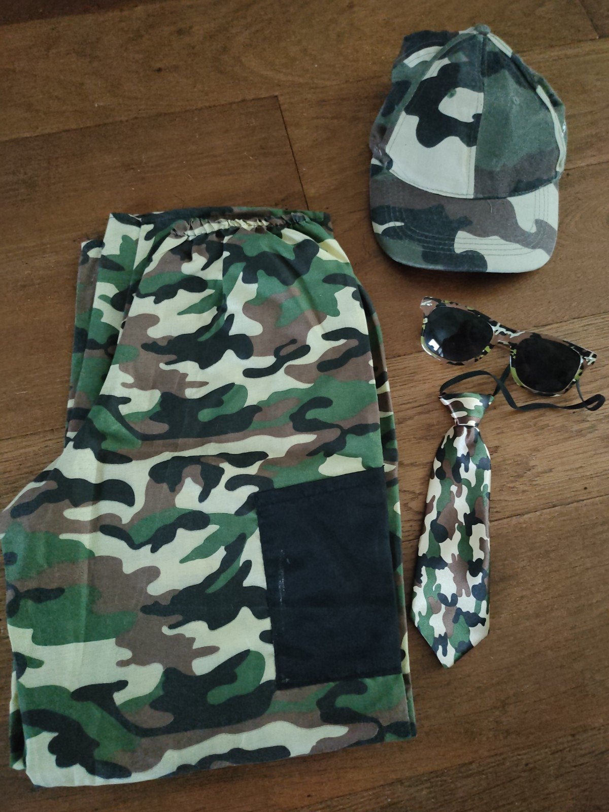 Leger broek, stropdas je, zonnebril en pet, Ophalen, Jongen of Meisje