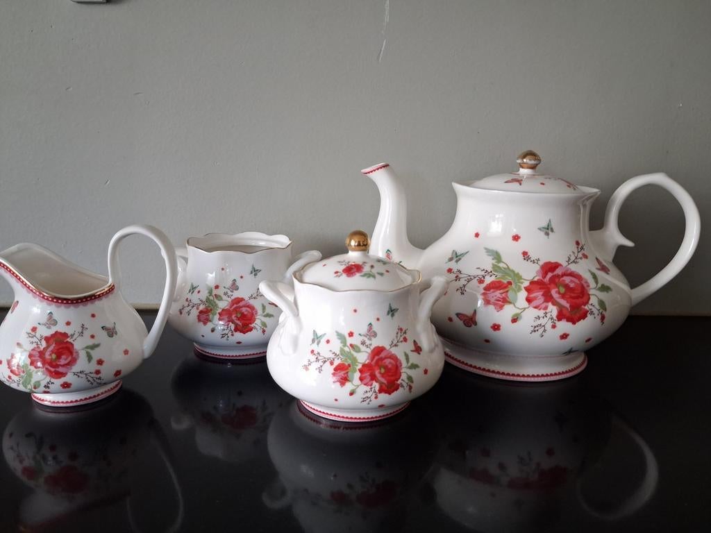 Room seven servies theepot melkkan suikerpot, Huis en Inrichting, Ophalen of Verzenden, Porselein, Overige stijlen, Overige typen