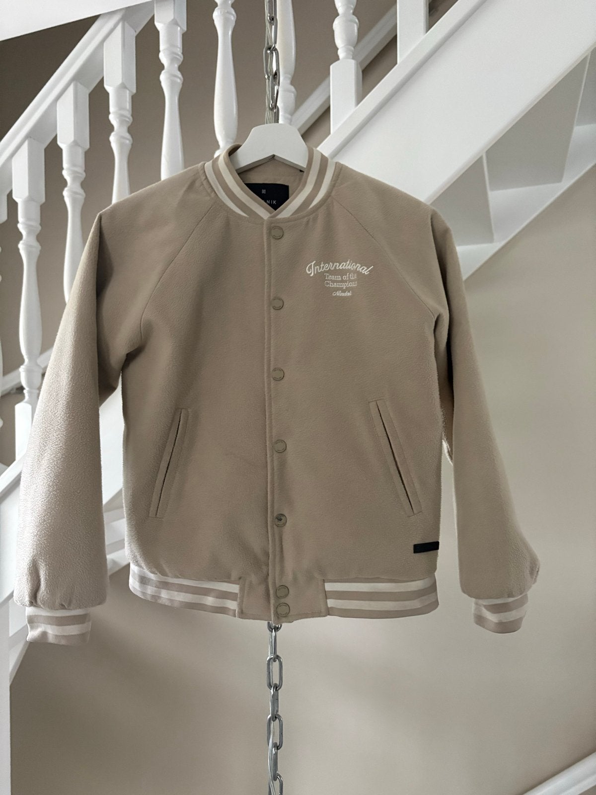 NIK&NIK Varsity Jas Beige maat 152 (12Y), Ophalen of Verzenden, Zo goed als nieuw, Jongen, Jas