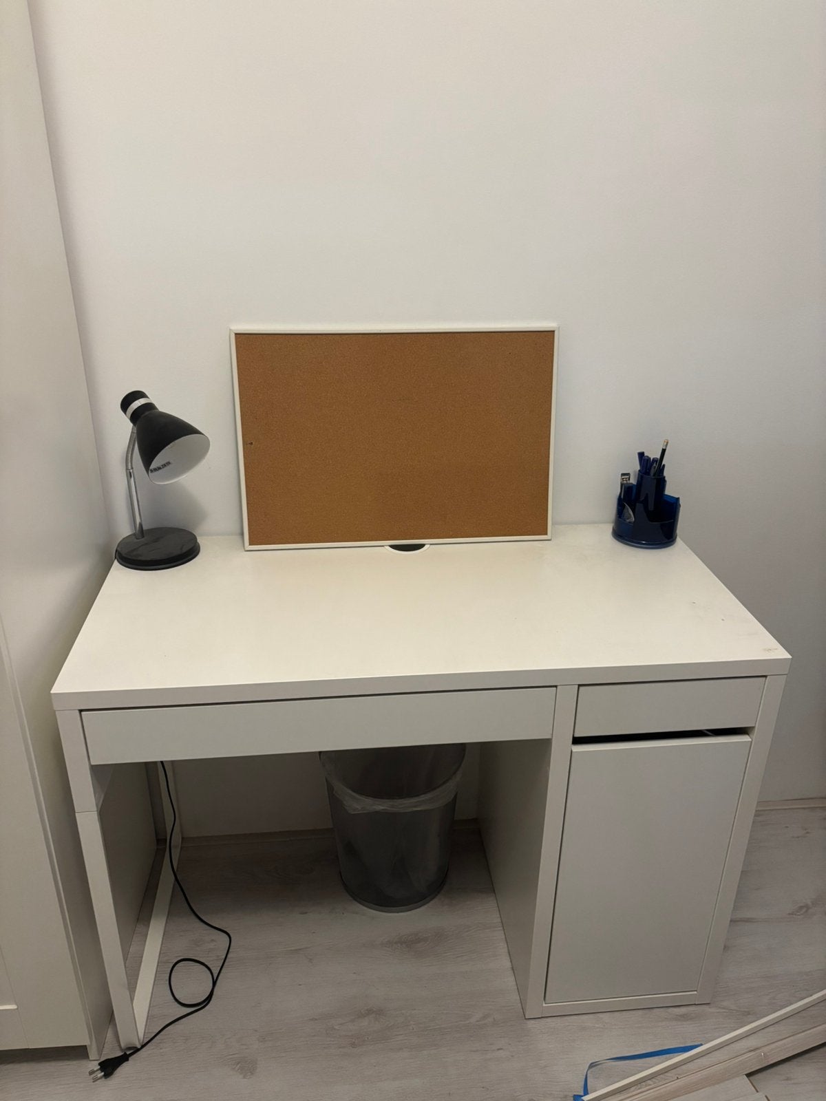Bureau MICKE IKEA, Huis en Inrichting, Bureaus, Ophalen, Zo goed als nieuw