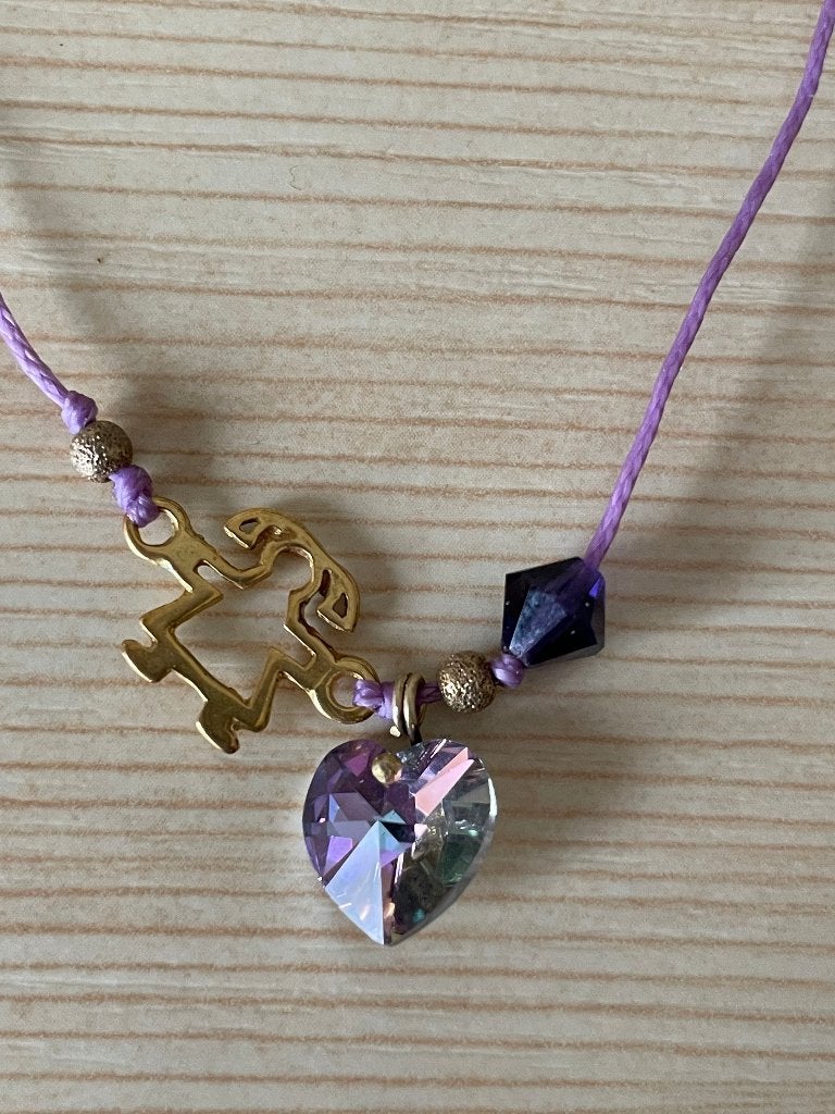 Hals ketting paars met meisje en hartje., Paars, Ophalen of Verzenden, Zo goed als nieuw, Overige materialen