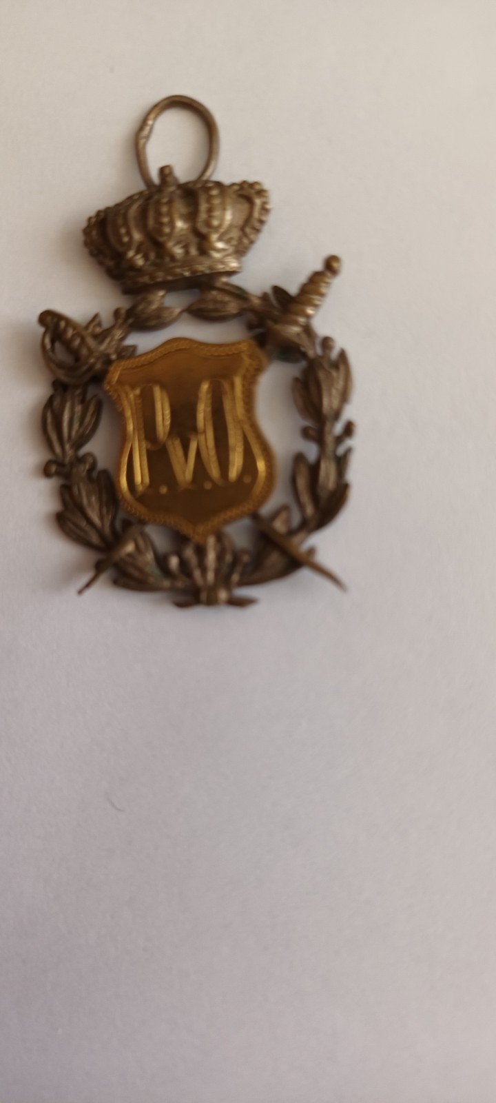 Militair embleem P.V.O. met kroon en zwaarden, Verzamelen, Ophalen of Verzenden