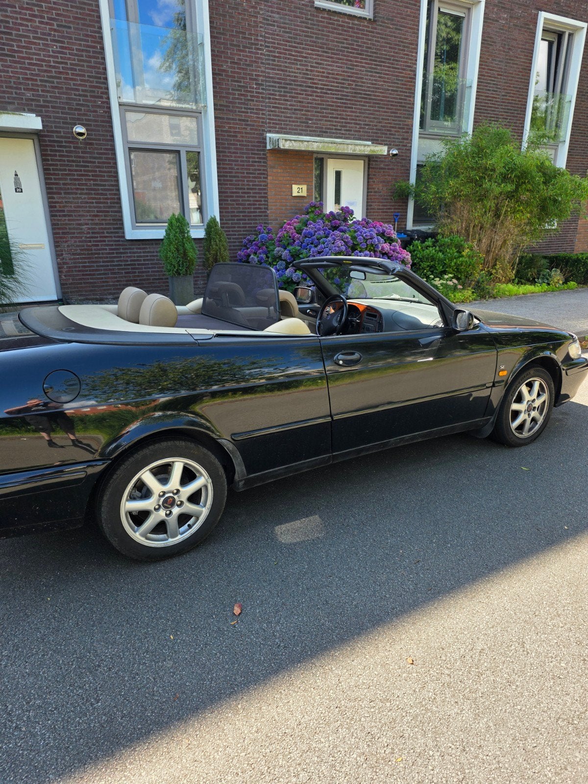 Saab 9-3 2.0 Turbo Cabrio AUT 1999 Zwart met APK, Auto's, Beige, 4 cilinders, Cabriolet, 4 stoelen
