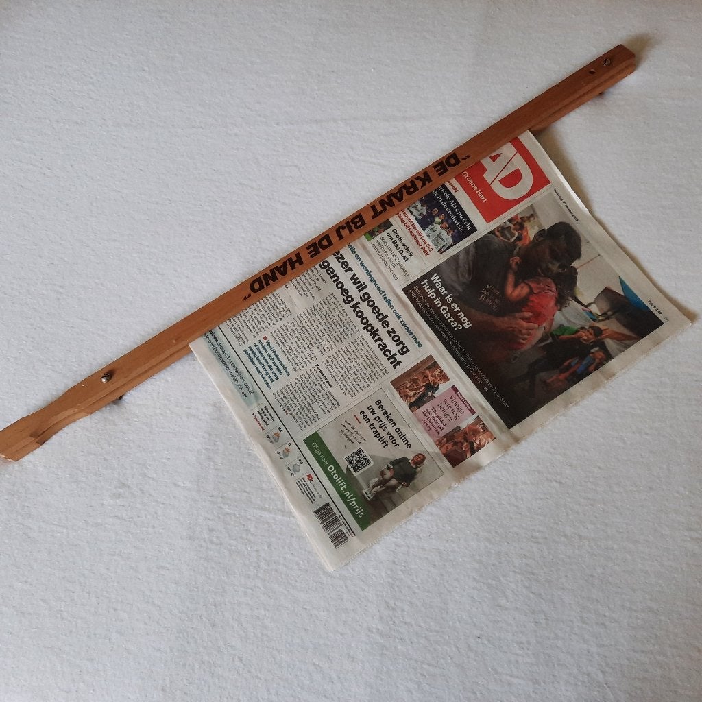 Vintage houten krantenhouder – De krant bij de hand – retro, Antiek en Kunst, Ophalen of Verzenden