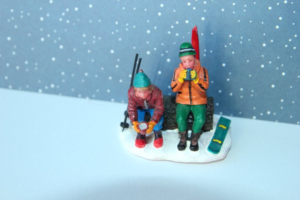 Even uitrusten op een boomstronk. Lemax figurine, Diversen, Ophalen of Verzenden, Gebruikt