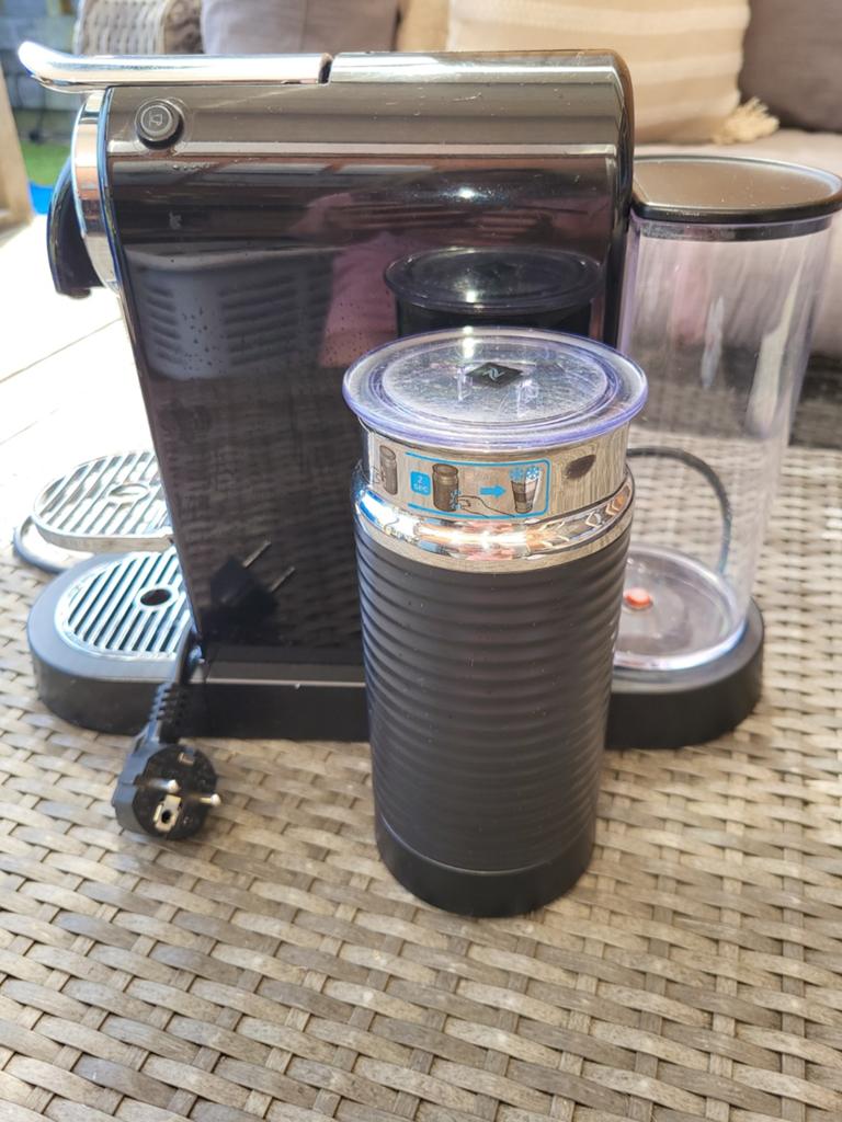 Nespresso Magimix met melkopschuimer (kleine kopjes), Stoompijpje, Koffiepads en cups, Gebruikt, Koffiemachine