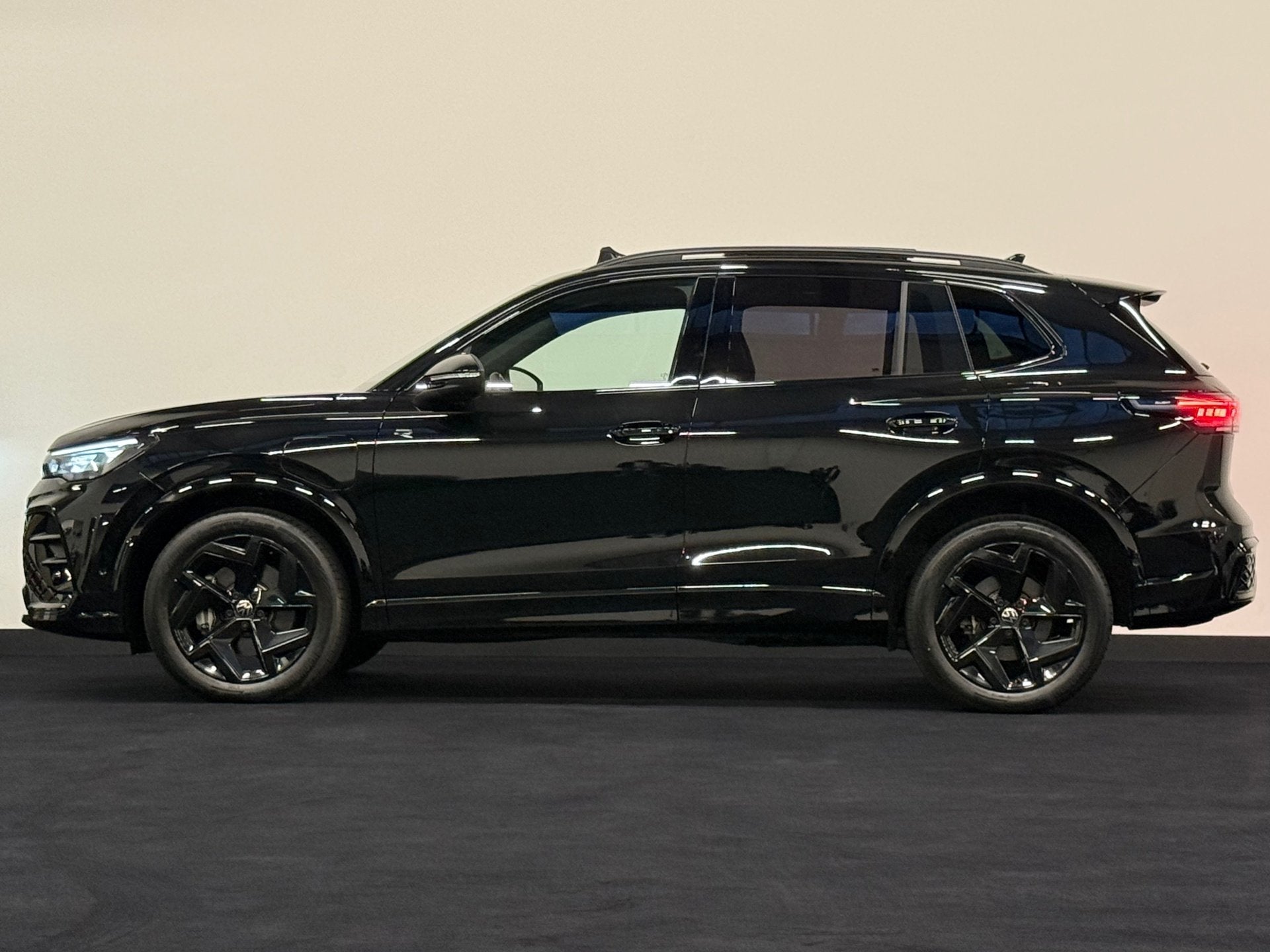 Volkswagen Tiguan 1.5 eHybrid R-Line Pano Massage 360 Trekha, Auto's, Dealer onderhouden, Zwart, Met garantie (alle), Leder en Stof