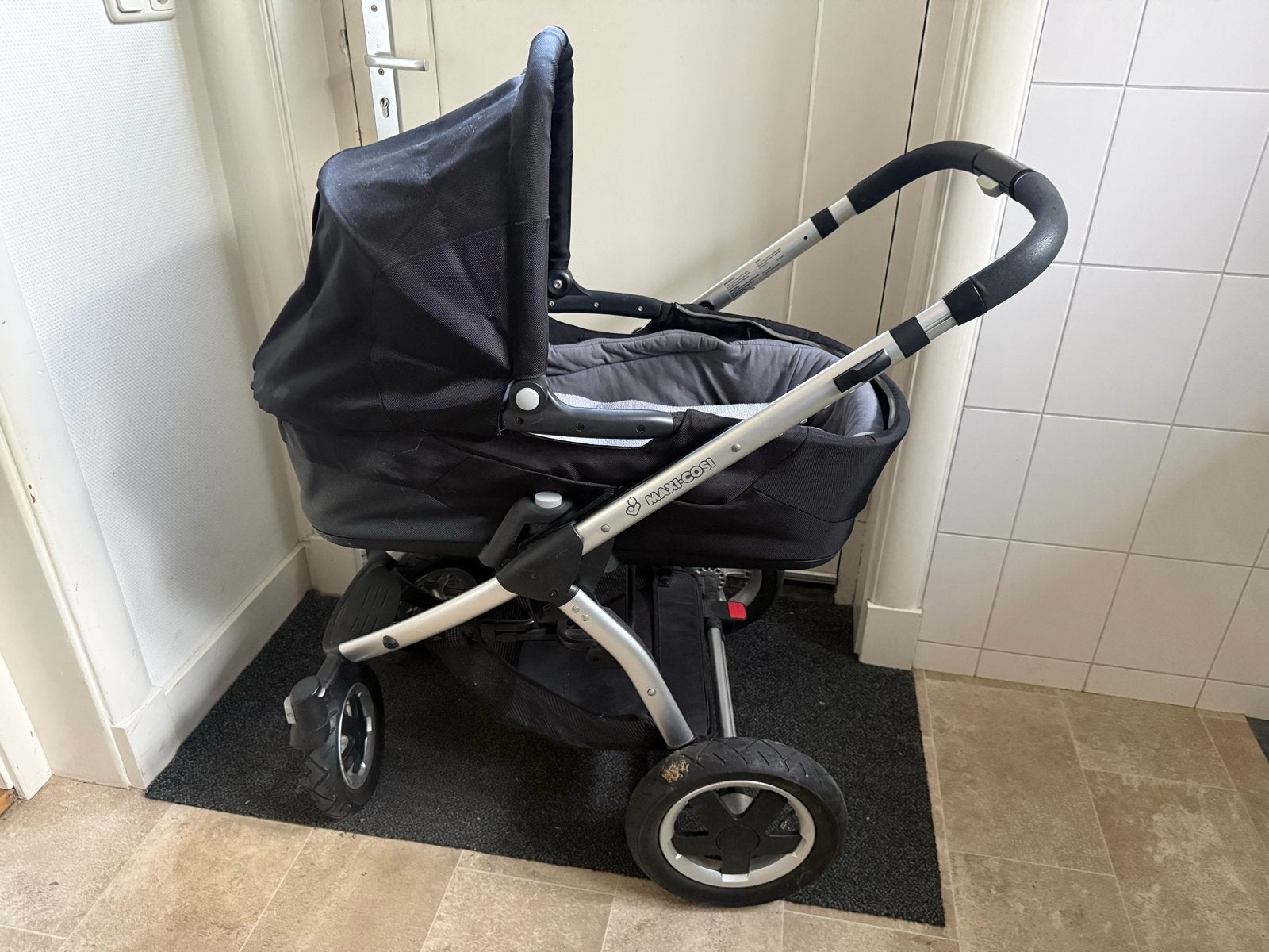 Maxi-Cosi Mura Combiwagen met Reiswieg en Autostoeltje, Kinderen en Baby's, Kinderwagens en Combinaties, Ophalen, Gebruikt, Luchtbanden