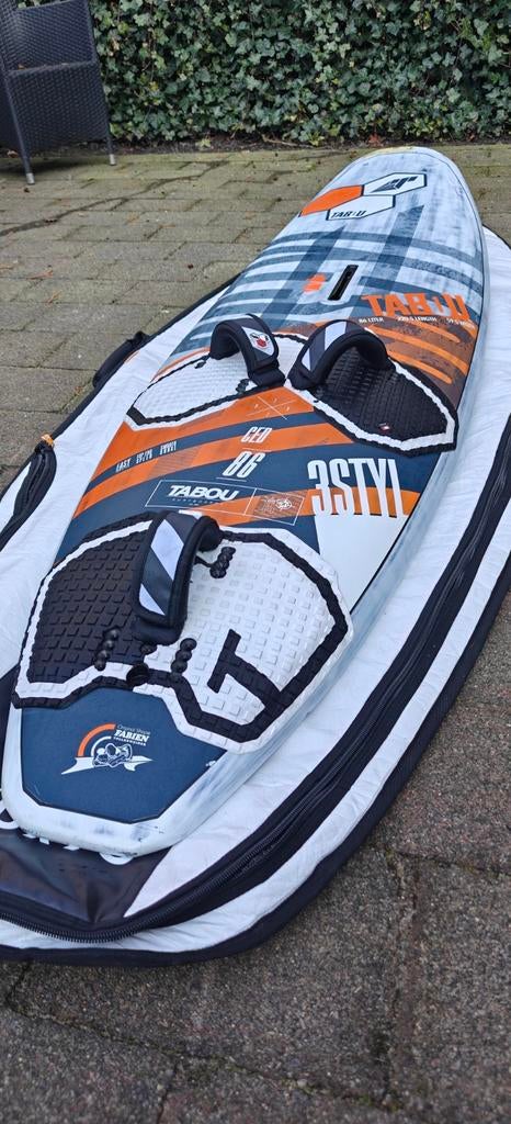 Tabou 3S 86 liter freewave board in mooie staat inc vin, Watersport en Boten, Windsurfen, Ophalen, Plank
