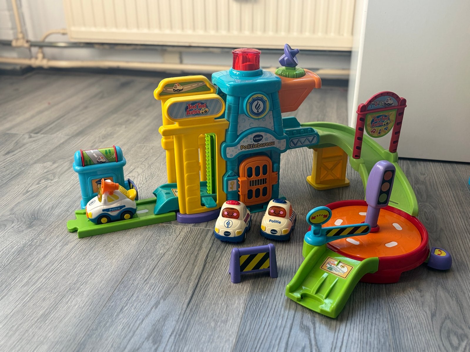 VTech Toet Toet Politiebureau met 3 auto's, Ophalen of Verzenden, Gebruikt