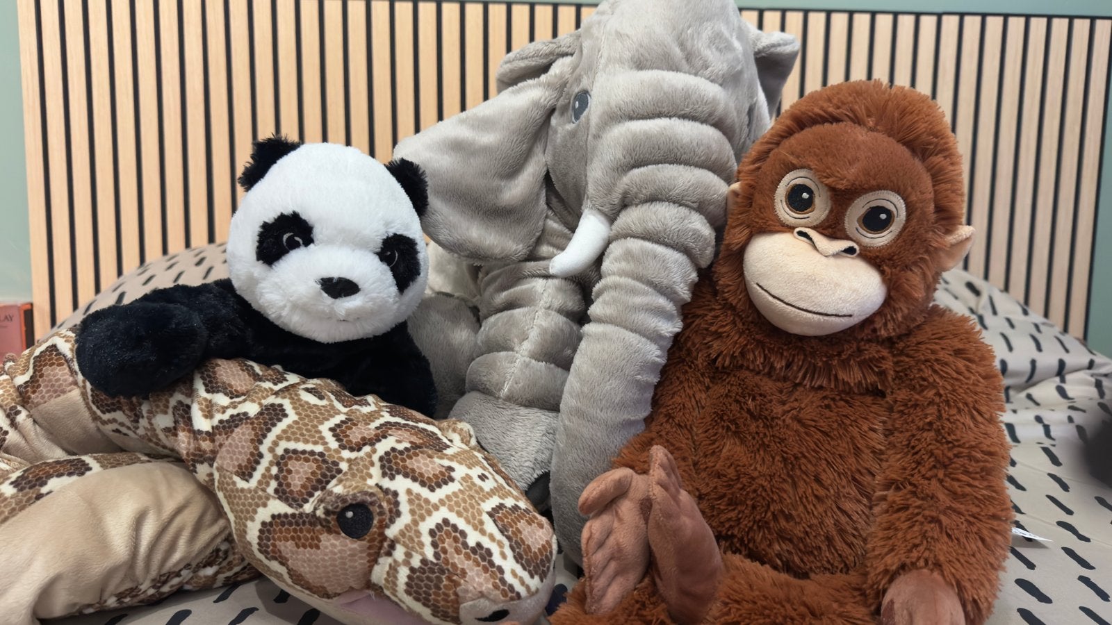 Grote knuffel dieren: Olifant, aap, slang en panda, Ophalen, Grijs, Zo goed als nieuw, Middelgroot (20 tot 80 cm)