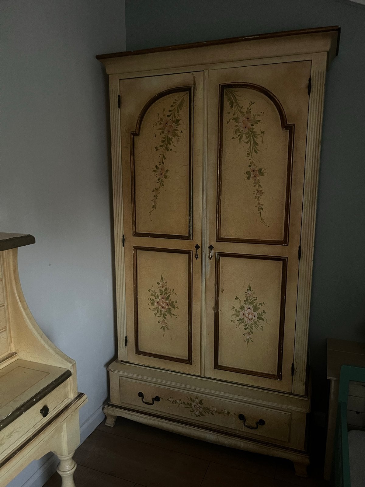 Brocante set: Kledingkast en Secretaire met bloemmotief, Antiek en Kunst, Antiek | Meubels | Kasten, Ophalen
