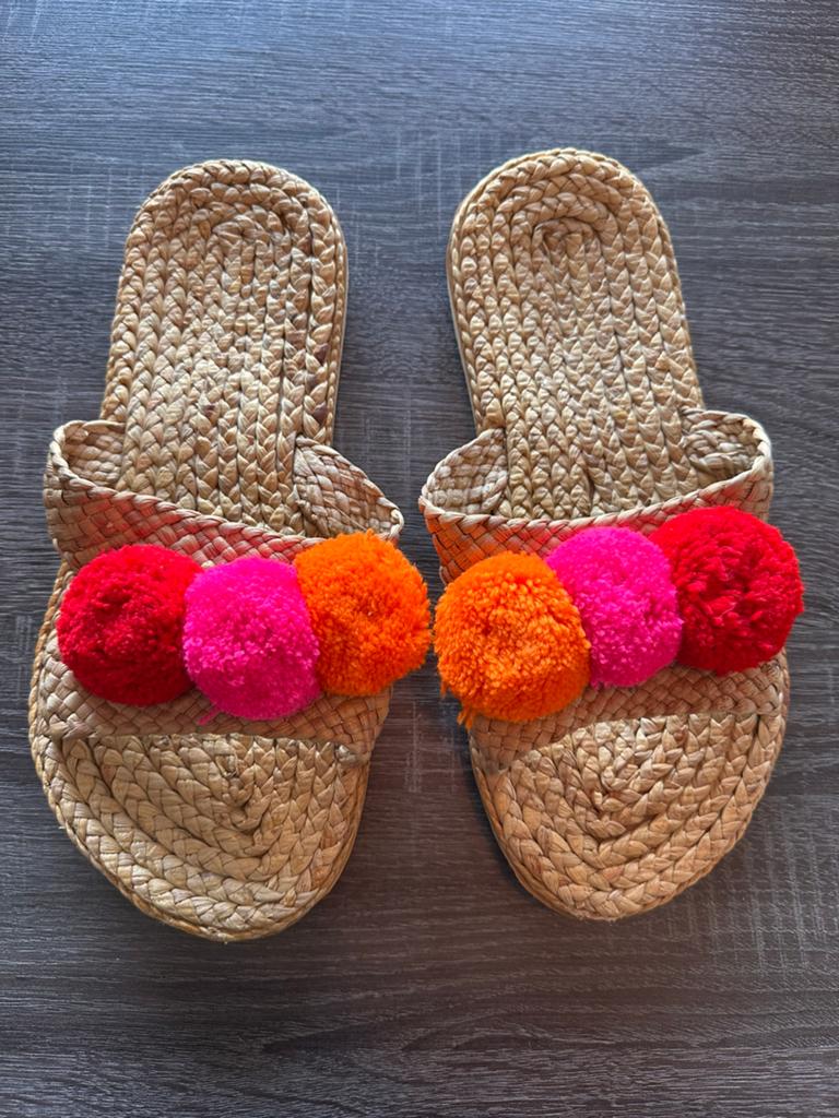 Ibiza rotan slippers met pompons maat 42/43, Beige, Zo goed als nieuw, Sandalen of Muiltjes, Ophalen of Verzenden