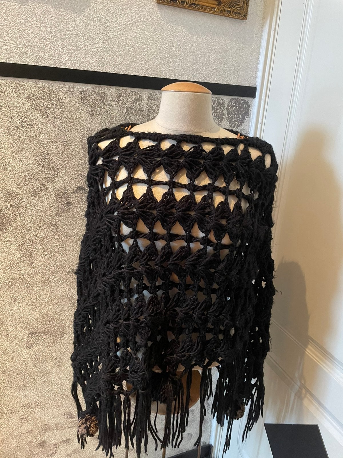 Zwarte grofgebreide poncho, Ophalen of Verzenden, Zo goed als nieuw, Zwart