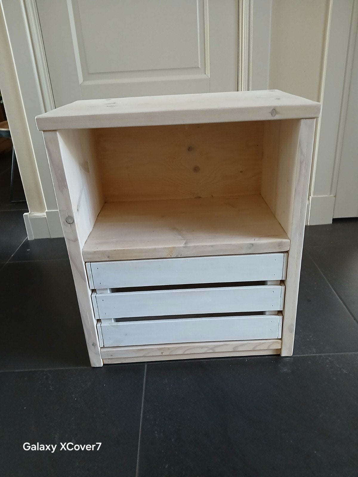 Houten nachtkastje met lade, Ophalen, Minder dan 50 cm, Gebruikt, Modern, Scandinavisch
