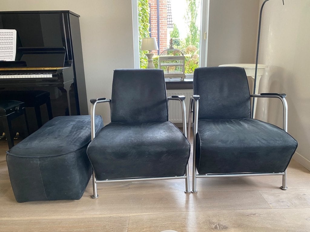 2 moderne suède stoelen met poef | Zwart, Huis en Inrichting, Ophalen, Overige materialen, Gebruikt, Twee