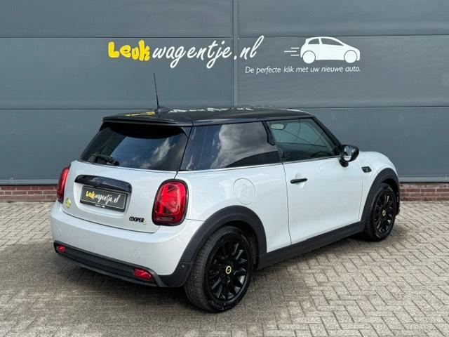 Mini Mini Electric Classic *stoelv. *carplay *camera *navi *, Auto's, Gebruikt, 33 kWh, 4 stoelen, Leder
