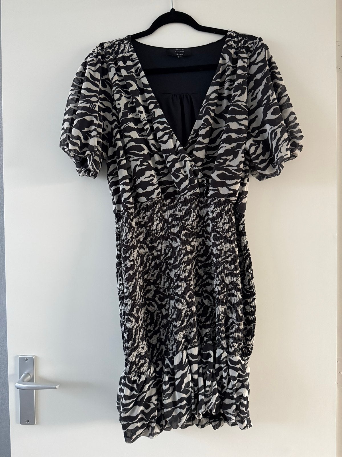 Nikkie Selected by Kate Moss Zebra Jurk Maat 40, Maat 38/40 (M), Zwart, Ophalen of Verzenden, Zo goed als nieuw